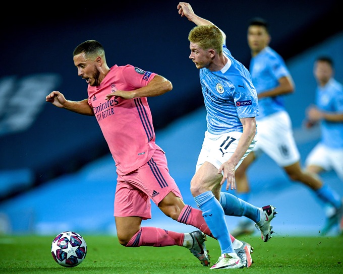 Hazard bị phạm lỗi bởi Kevin de Bruyne trong một trận đấu ở Champions League