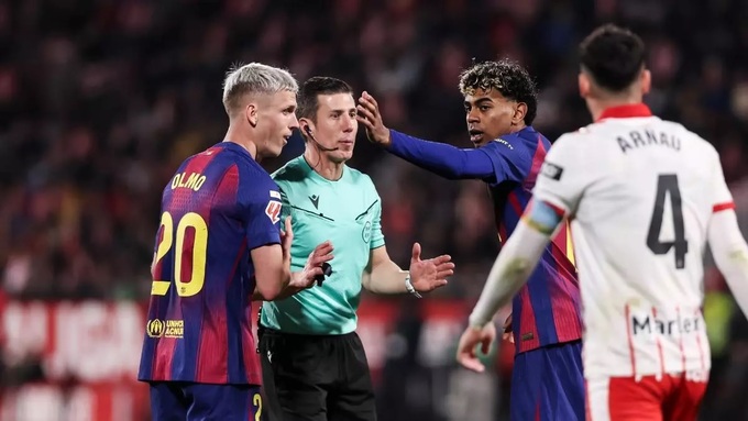 Trọng tài Cesar Soto Grado có một loạt quyết định bất lợi cho Barca trong trận gặp Girona.
