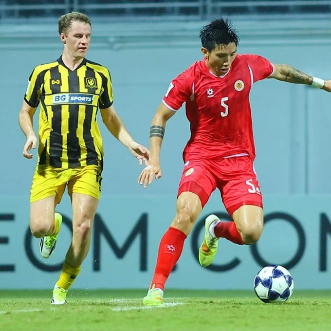 Văn Hậu (áo đỏ) và đồng đội trải qua một trận đấu rất khó khăn trên đất Singapore