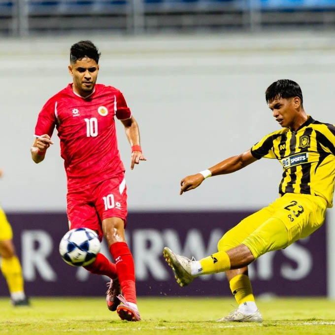 Leo Artur (áo đỏ) nhận thẻ đỏ và gián tiếp khiến CAHN vỡ trận trước Tampines Rovers