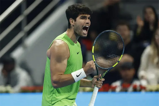 Alcaraz chật vật đánh bại Karen Khachanov