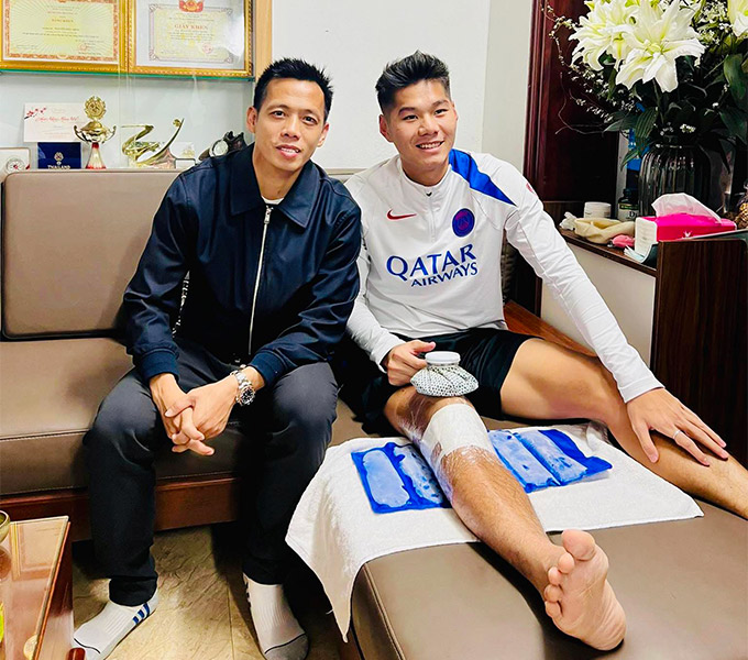 Tiền đạo Văn Quyết đến thăm chúc Tết đàn em Nguyễn Hiểu Minh