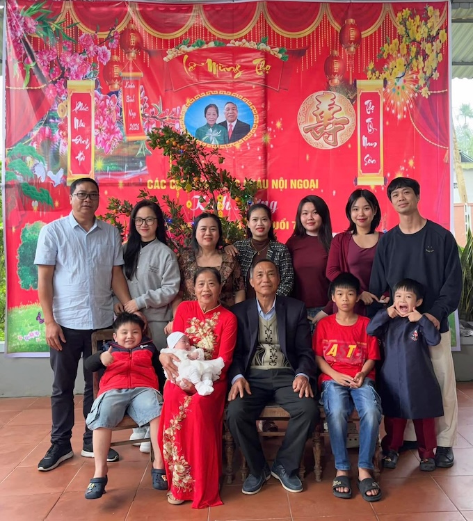 Công Phượng đón tết bên gia đình tại Nghệ An. Ảnh: FBNV