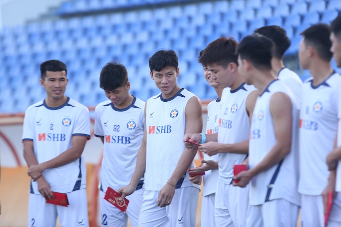 Nụ cười của các cầu thủ Đà Nẵng nhân ngày đầu xuân mới. Ảnh: FBNV