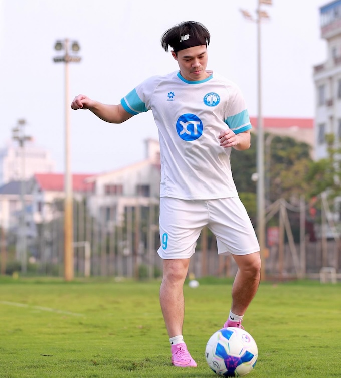 Văn Toàn trong buổi tập khai xuân cùng đội Nam Định. Ảnh: Quang Đương 