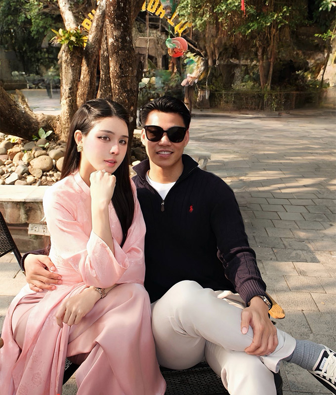 Văn Thanh cùng bạn gái hơn tuổi Bích Hạnh đón Tết ở quê nhà Hải Dương (nay thuộc Hải Phòng)