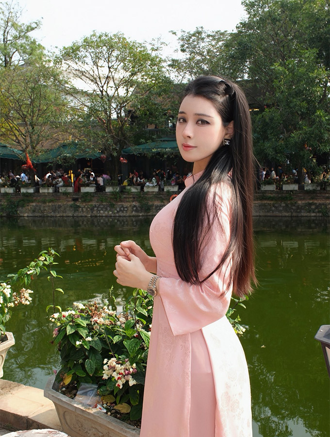 Bạn gái Văn Thanh diện áo dài khoe vóc dáng chuẩn chỉnh trong dịp Tết 