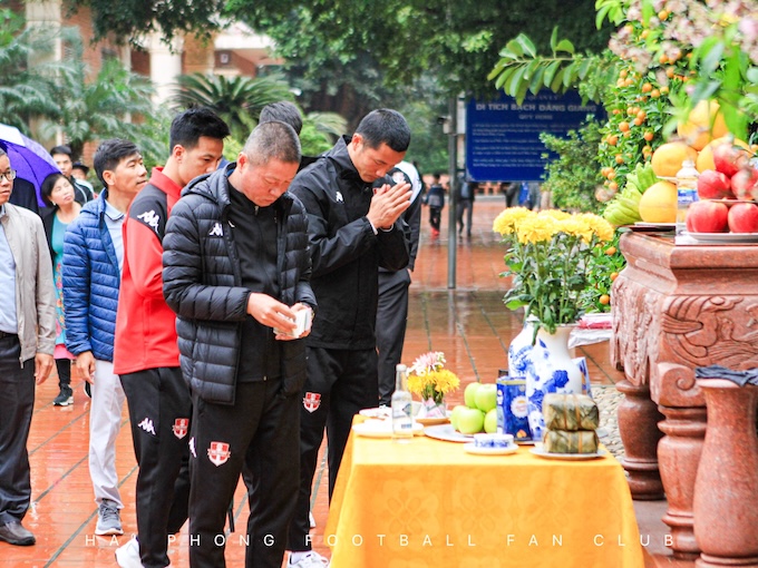 HLV Chu Đình Nghiêm sửa soạn lễ vật để bày lên mâm cúng. Ảnh: FBNV