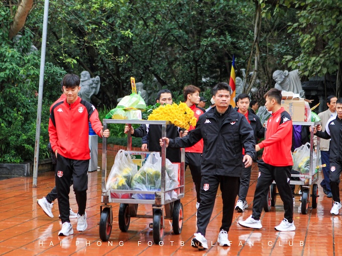 Các cầu thủ chuẩn bị lễ vật để vào thắp hương. Ảnh: FBNV