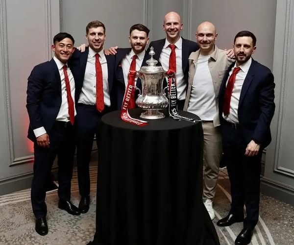 Hasegawa (ngoài cùng bên trái) trong đội ngũ chuyên gia phân tích của MU