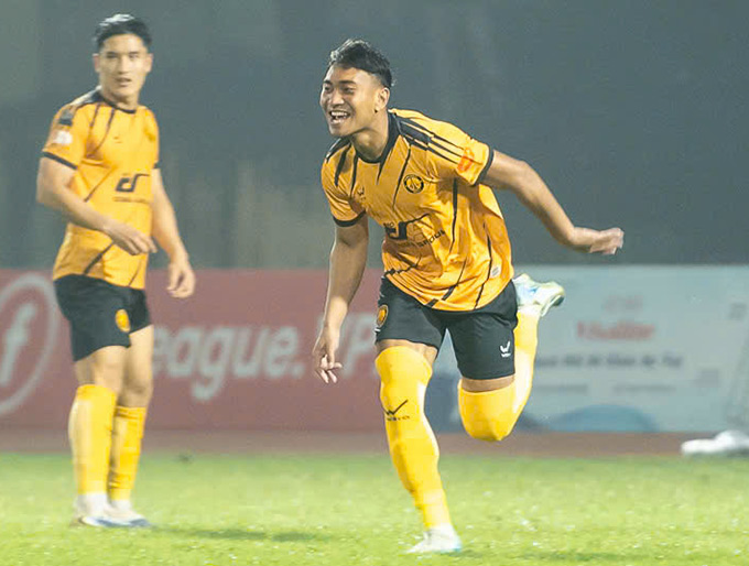 Thủ môn Y Eli Nie được tung vào sân ở vị trí tiền đạo tại CLB Thanh Hoá - Ảnh: Đức Cường