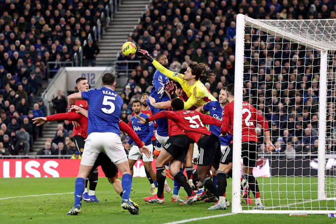 Lammens liên tục cứu thua cho MU ở trận gặp Everton