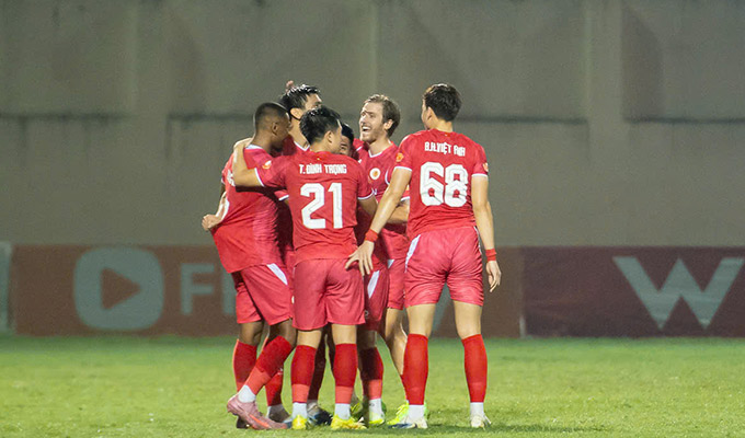 Các cầu thủ CAHN phấn khích trước bàn thắng đẳng cấp của Văn Hậu - Ảnh: Đức Cường 