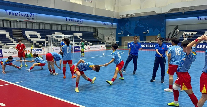 ĐT futsal nữ Việt Nam khởi động để chuẩn bị bước vào trận đấu. Thắng với ít nhất cách biệt 2 bàn là mệnh lệnh đối với thầy trò ông Nguyễn Đình Hoàng. 