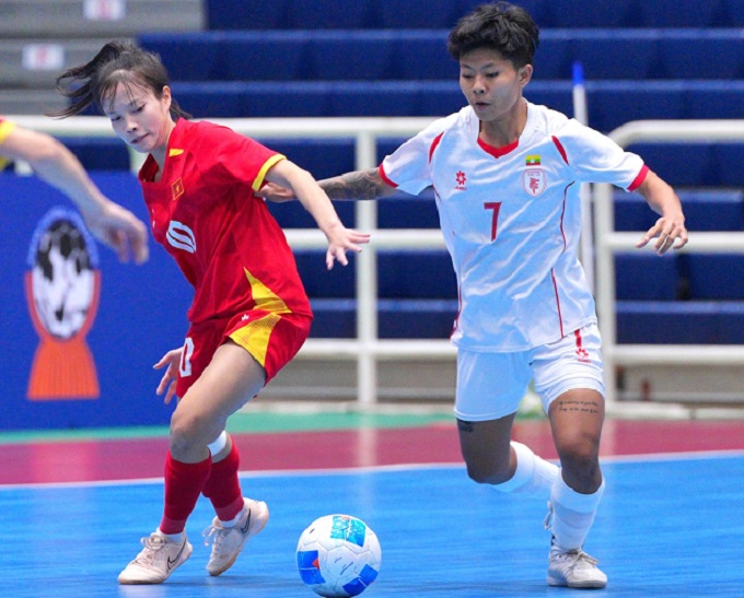 ĐT futsal nữ Việt Nam (áo đỏ) vào bán kết với vị trí nhì bảng B