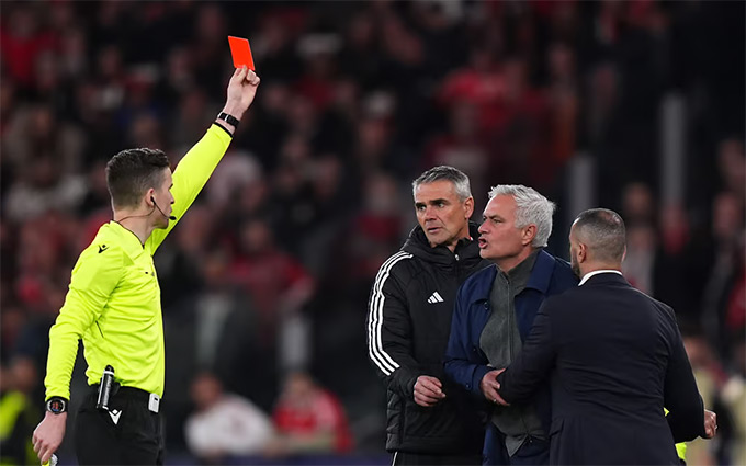Mourinho bị truất quyền chỉ đạo sau chiếc thẻ đỏ ở lượt đi