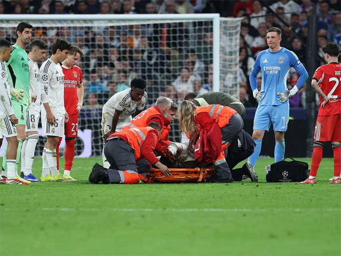 Asencio phải rời sân bằng cáng và được đưa thẳng tới bệnh viện kiểm tra