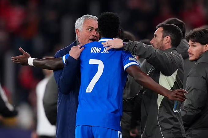 Mourinho tranh cãi với Vinicius ở trận lượt đi play-off