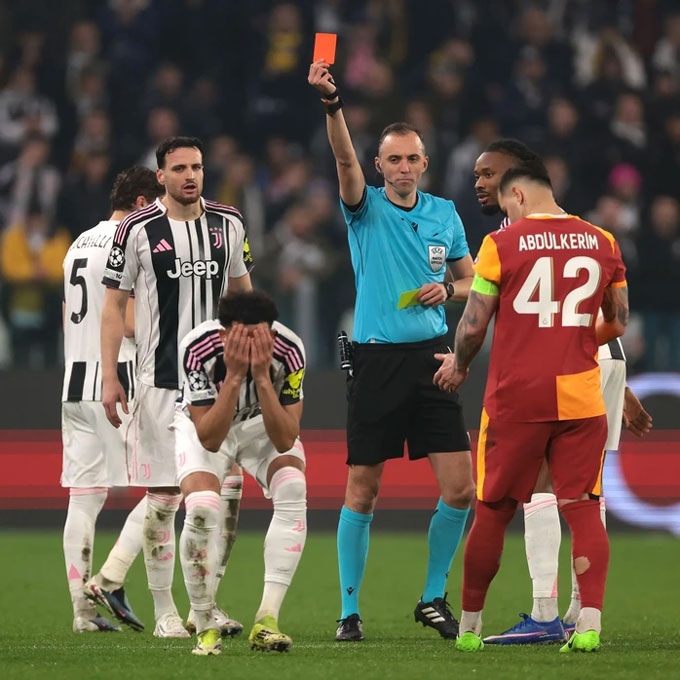 Lloyd Kelly nhận thẻ đỏ trực tiếp