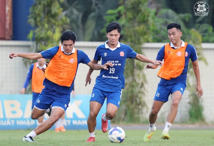 Các cầu thủ CATP.HCM đang chuẩn bị cho trận tiếp đón Becamex TP.HCM. Ảnh: Đình Viên 