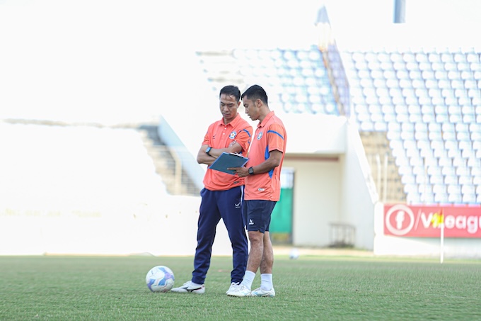 HLV Lê Đức Tuấn đang bàn chiến thuật với đồng sự trong một buổi tập. Ảnh: FBNV