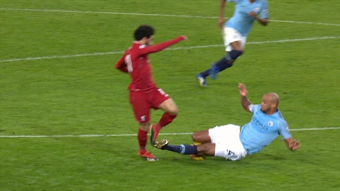 Kompany thoát thẻ đỏ trong tình huống này