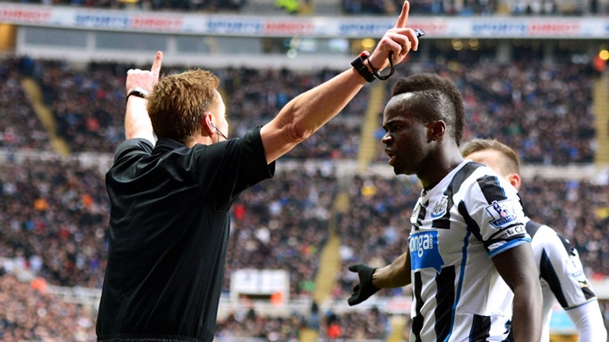 Cheick Tiote phàn ứng quyết liệt với quyết định của trọng tài