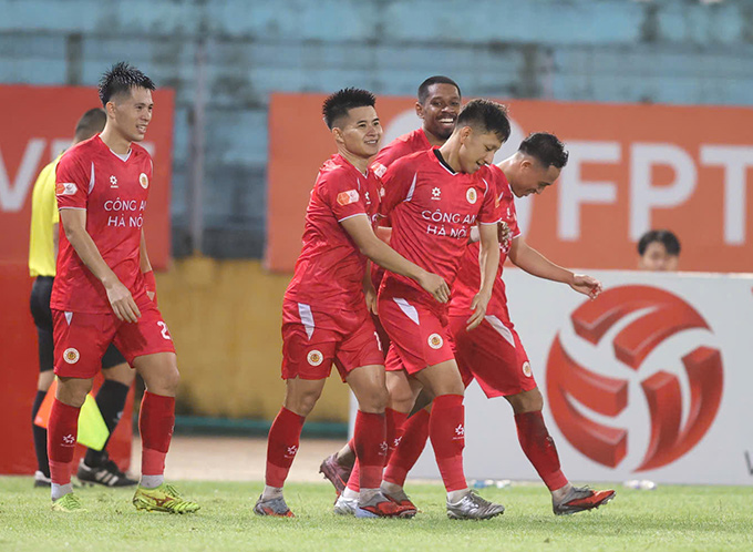 CAHN nắm trong tay lợi thế lớn để lên ngôi vô địch V.League mùa giải năm nay - Ảnh: Minh Tuấn