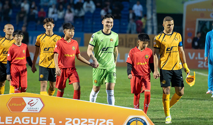 Tiền vệ Odiljon Abdurakhmanov không thể thi đấu ở trận gặp Hải Phòng vì án treo giò - Ảnh: Đức Cường