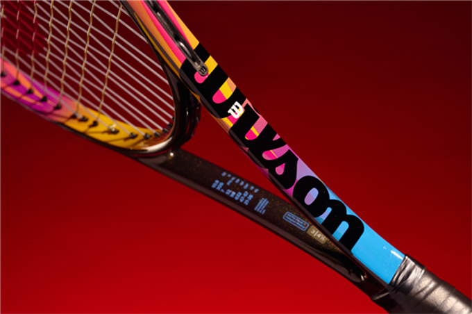 Thiết kế này được Wilson xây dựng nhằm tôn vinh phong cách thi đấu quyết liệt, giàu năng lượng, phù hợp với những tay vợt theo đuổi khả năng kiểm soát chính xác và cảm giác bóng tinh tế.