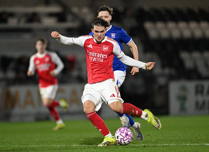 Dowman vừa thi đấu trở lại ở trận đấu của đội U21 Arsenal