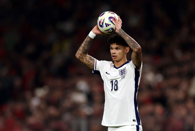 Trọng tài sẽ giơ tay đếm ngược 5 giây trong các tình huống ném biên