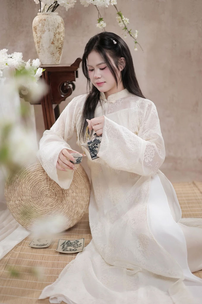  Ly Ly có năm 2025 đầy thành công