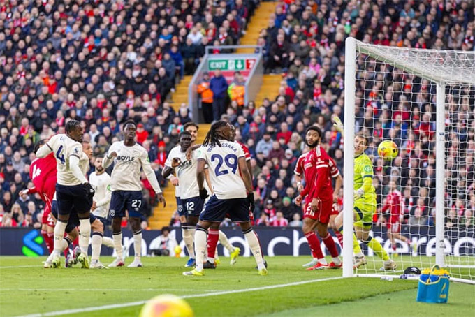 Tình huống Van Dijk ghi bàn sau tình huống đá phạt góc