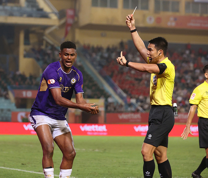 Daniel Passira bị truất quyền thi đấu - Ảnh: Minh Tuấn