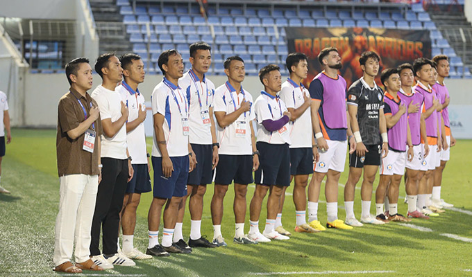 HLV Lê Đức Tuấn cùng các cộng sự còn nhiều việc phải làm trong việc đưa con tàu Đà Nẵng vượt qua khó khăn - Ảnh: Sông Hàn