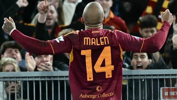 Donyell Malen đang thể hiện một phong độ ghi bàn ấn tượng trong màu áo Roma