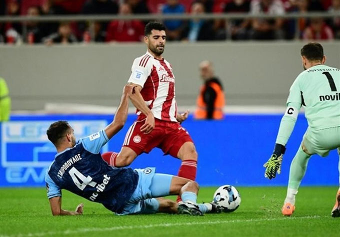 Taremi (giữa) hiện đang khoác áo CLB Olympiacos