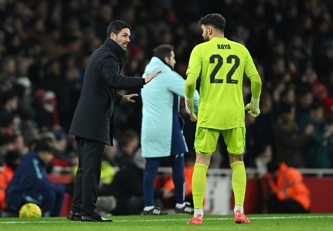 HLV Mikel Arteta thót tim trước tình huống cứu thua ở những phút bù giờ của Raya