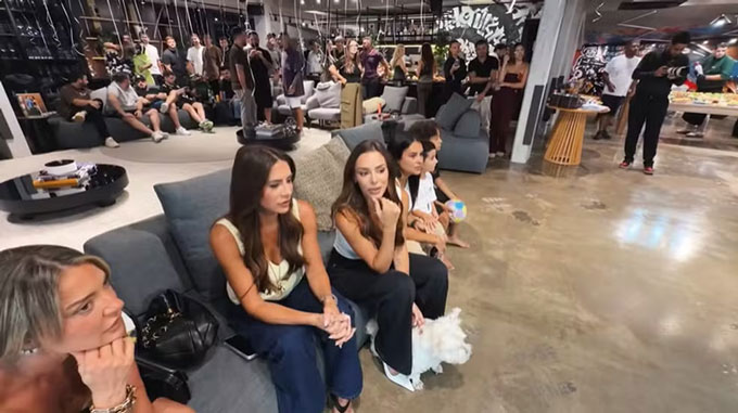 Phòng khách rộng như hội trường