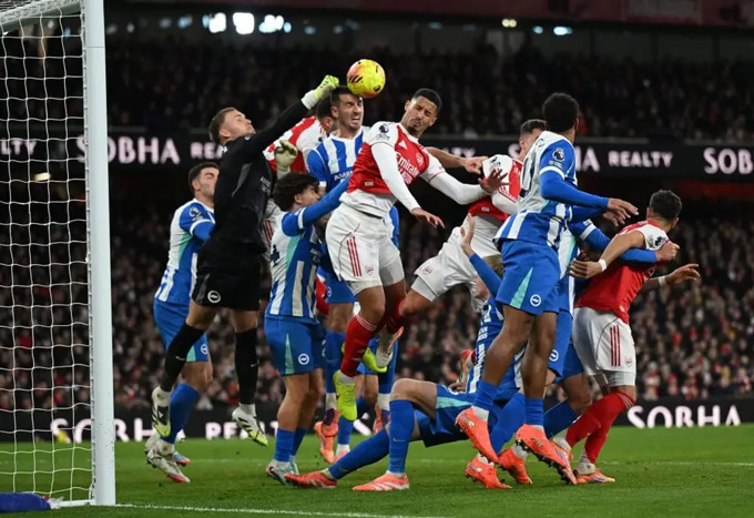 Arsenal thường mất quá nhiều thời gian trong các pha đá phạt góc