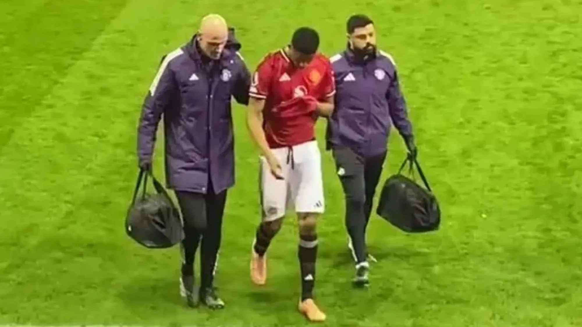 Tình huống rời sân không mong muốn của Obi