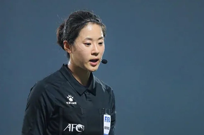 Trọng tài Hàn Quốc Kim Yu Jeong bắt chính trong trận ra quân của ĐT nữ Việt Nam. Ảnh: Sưu tầm