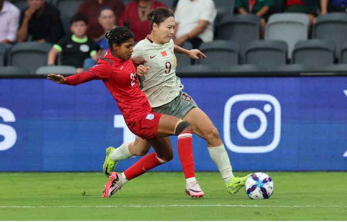 Trung Quốc thắng dễ Bangladesh (áo đỏ)