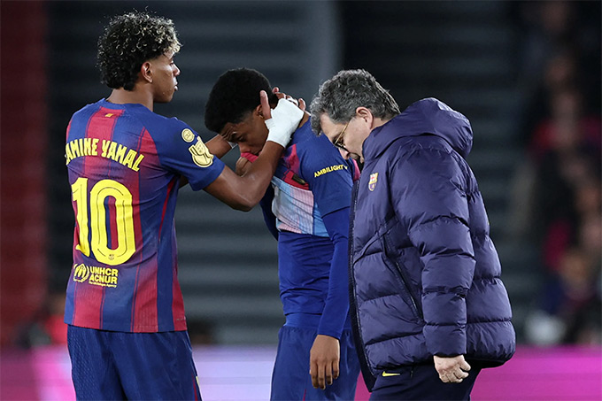 Kounde chấn thương rời sân ngay đầu hiệp 1