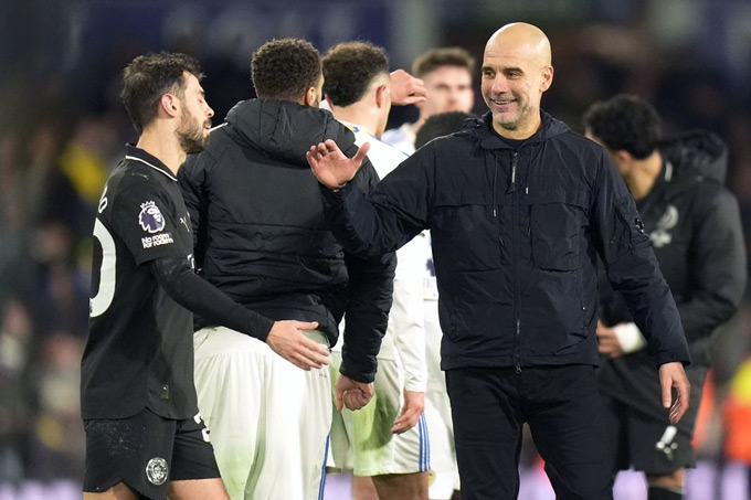 Pep Guardiola chống lại cả Premier League