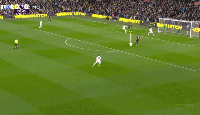 Sau đó, bóng bắt đầu được đưa lên trên