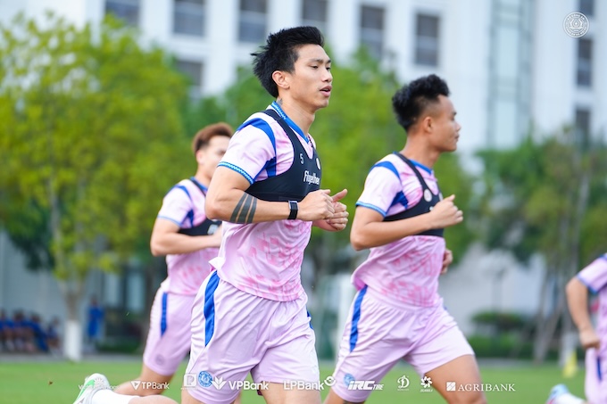 Văn Hậu và các đồng đội đang có khoảng cách khá xa so với so với các đối thủ. Ảnh: FBNV