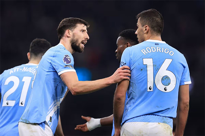Man City tự bắn vào chân trong cuộc đua vô địch với Arsenal