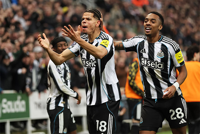 Newcastle giành chiến thắng dù thi đấu thiếu người